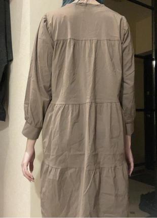 Платье базовое минималистичное бежевое светло-коричневое миди6 фото