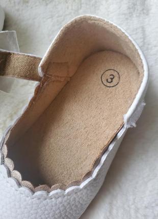 Детские туфельки туфли пинетки пинеточки чешки белые для девочки на 6 7 8 9 10 11 12 18 месяцев 1 год годик на праздник праздничные3 фото