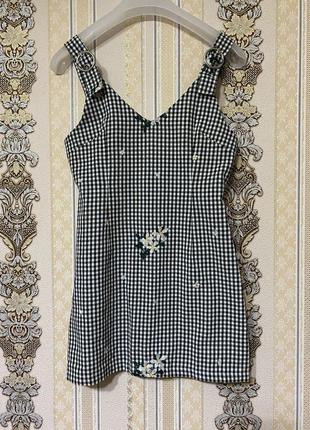 Летний серый короткий сарафан в клетку