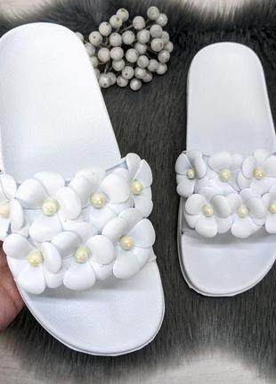 Шльопанці жіночі сланці білі з квітами гіпаніс 2057