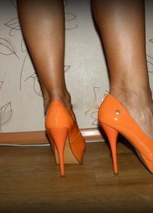 Эффектные оранжевы туфельки с открытым пальчиком3 фото