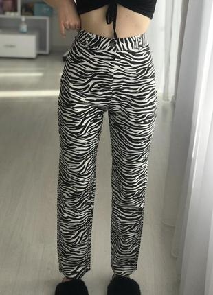 Прямые черно-белые джинсы анималистичный принт зебра