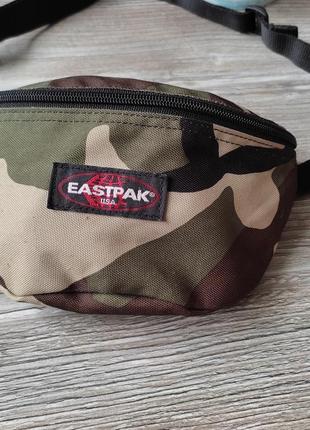 Камуфляжная сумка мессенджер бананка eastpak2 фото