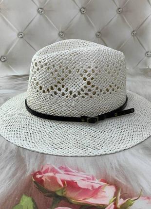 Летняя плетеная узорчатая шляпа федора с ремешком белый5 фото