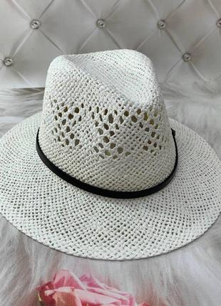 Летняя плетеная узорчатая шляпа федора с ремешком белый3 фото