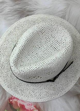 Летняя плетеная узорчатая шляпа федора с ремешком белый9 фото
