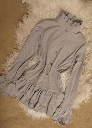 Блуза під горло з баскою нарядна волани гудзики