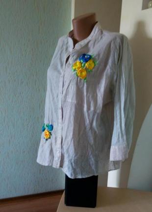 Нежнейшая вышитая атласными лентами в национальных цветах блузка2 фото