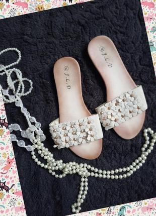 Белые шлепанцы,комфортные)