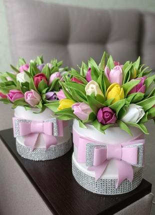 Нежный весенний букет тюльпанов который еще и светильник.