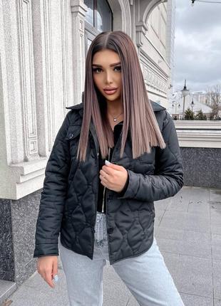 Куртка  женская  стеганая  с накладными карманами.