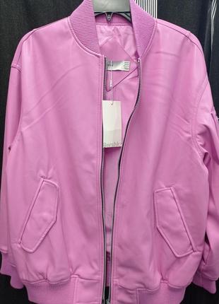 Куртка бомбер оверсайз из искусственной кожи bershka - xs-s розовая8 фото