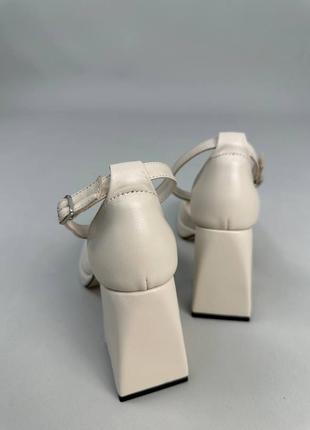 Женские кожаные босоножки на каблуке5 фото