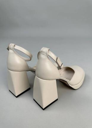 Женские кожаные босоножки на каблуке4 фото
