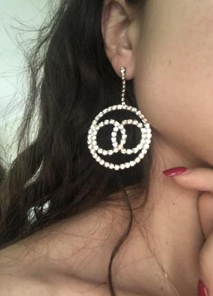 Одна сережка в стилі chanel