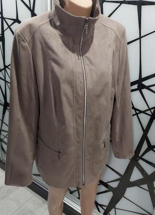Легкая куртка от bexleys woman из эко-замши цвета капучино 50-521 фото