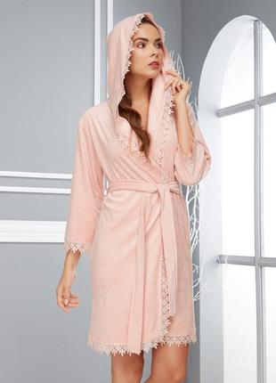 Гарний пудровий халатик із капюшоном із мереживом, халати жіночі махрові туреччина