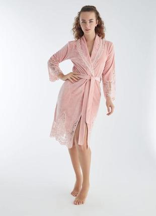 Гарний пудровий халатик велюровий для дому мереживом, мереживний модний жіночий халатик крутий рожевий