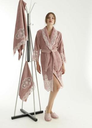 Наборы халатов и полотенец женские махровые с кружевом, комплекты халаты с полотенцами набор пудровый
