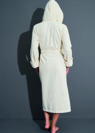 Домашний халат махровый пушистый производства турция, махровый женский халат длинный с капюшоном кремовый s2 фото