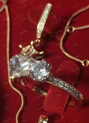 Комплект бриллиантовые сердца с короной в золоте, серьги, цепочка и кулон.2 фото