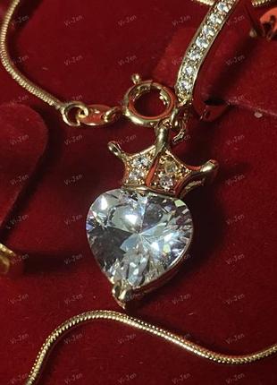 Комплект бриллиантовые сердца с короной в золоте, серьги, цепочка и кулон.4 фото