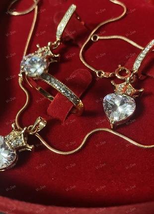 Комплект бриллиантовые сердца с короной в золоте, серьги, цепочка и кулон.7 фото