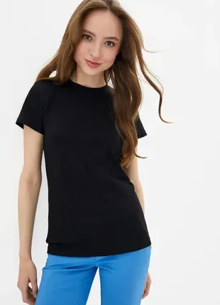 Женская футболка однотонная приталенная чёрная1 фото