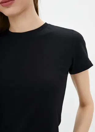 Женская футболка однотонная приталенная чёрная3 фото