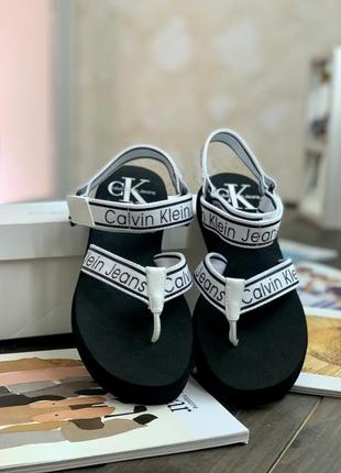 Босоніжки calvin klein jeans чорно-бiлi mikki logo print sport sandal