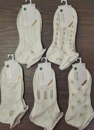 Жіночі короткі шкарпетки білі з рюшами та вишивкою