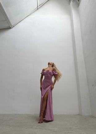 Жіноча довга рожева сукня кольору фрез в квітковий принт з коротким рукавом з акцентом на талії з розрізом на нозі с м л 44 46 48 s m l