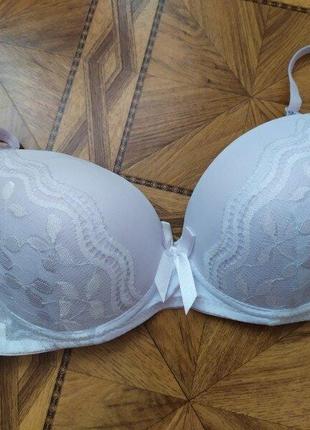 Класичний білий бюстгальтер