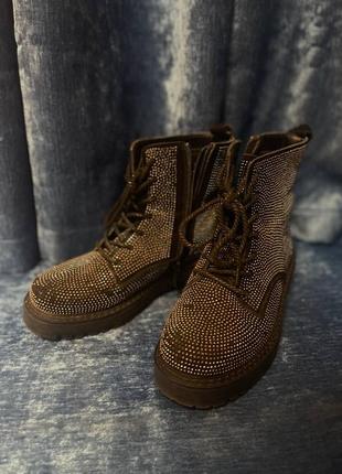 Женские зимние ботинки со стразами