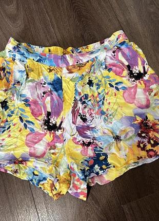Яркие широкие шорты в цветы из вискозы брендовые
