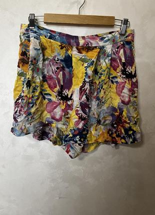 Яскраві широкі шорти у квіти з віскози брендові2 фото