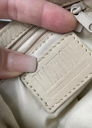 Миниатюрная кожаная бежевая сумочка кроссбоди