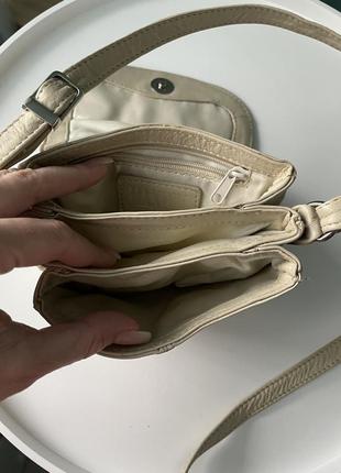 Миниатюрная кожаная бежевая сумочка кроссбоди