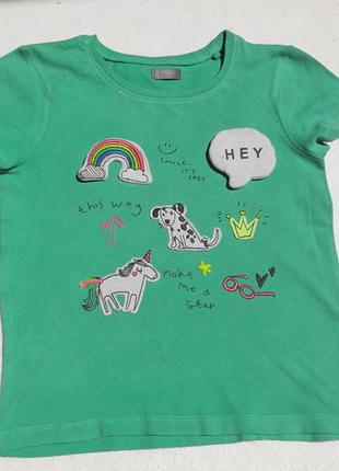 Next. футболка зелена з хмаркою і веселкою на 4-5 років.