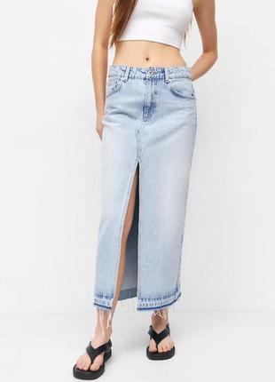 Трендовая джинсовая юбка-миди с разрезом посередине pull &amp; bear2 фото