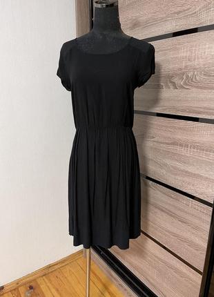Чорне штапельне плаття сукня