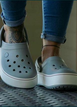 Crocs platform крокси на платформі сабо сірого кольору.