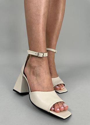 Стильные молочные босоножки на каблуке кожаные/кожа молочного цвета на каблуке летние, летом 2023-2024