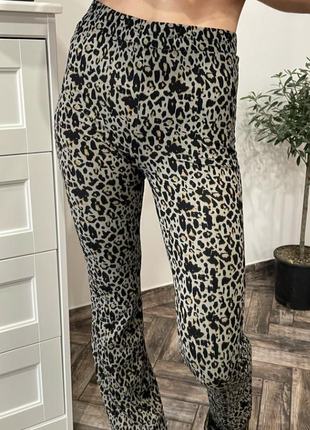 Urban outfitters брюки клеш от колена в рубчик леопардовые3 фото