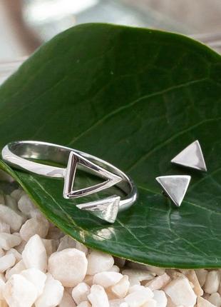 Комплект срібний трикутники без камінців сережки пусети та каблучка