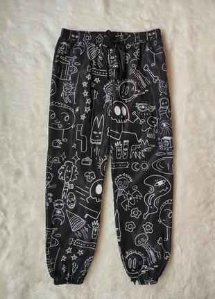 Чорні спортивні штани з принтом написами з гумкою манжетами плащівка батал великого розміру2 фото