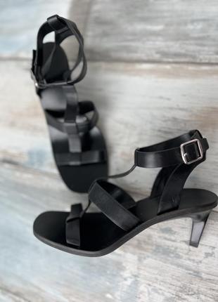 Босоніжки на підборах