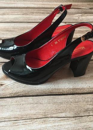 Босоніжки шкіряні