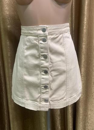 Джинсова пудрова бежева спідниця prettylittlething розмір m