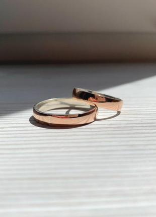 Серебряное обручальное кольцо с золотыми накладками по кругу3 фото